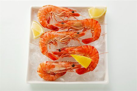 simsearch:659-01845188,k - Shrimps with lemon on crushed ice Stock Photo - Premium Royalty-Free, Code: 659-01843371