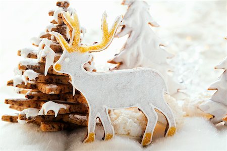 simsearch:659-01843444,k - Chocolate stag biscuit in winter forest Fotografie stock - Premium Royalty-Free, Codice: 659-01843428
