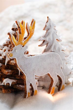Chocolate stag biscuit in winter forest Stock Photo - Premium Royalty-Free, Code: 659-01843429