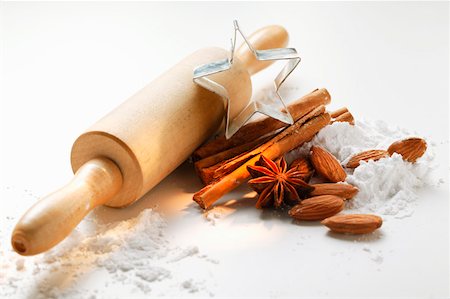 simsearch:659-08897024,k - Spices, almonds, icing sugar, rolling pin and cutter Stock Photo - Premium Royalty-Free, Code: 659-01843445