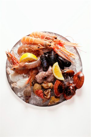 simsearch:659-01844635,k - Seafood on plate of crushed ice Fotografie stock - Premium Royalty-Free, Codice: 659-01843542