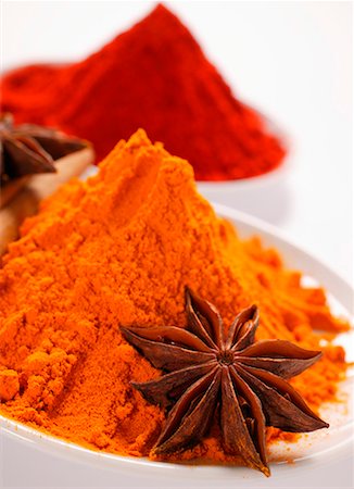 Poudre de curry et paprika, anis étoilé Photographie de stock - Premium Libres de Droits, Code: 659-01843726