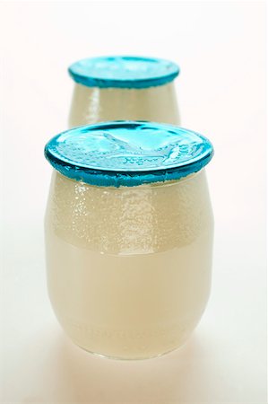 simsearch:659-03537241,k - Two jars of yoghurt Foto de stock - Royalty Free Premium, Número: 659-01843721