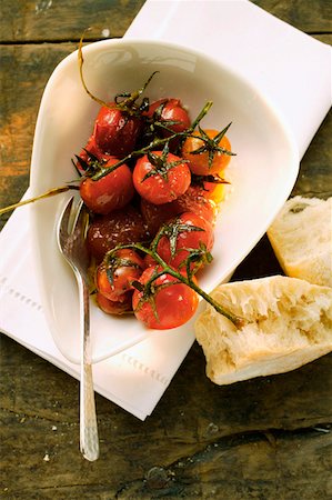 simsearch:659-01843766,k - Marinated fried cherry tomatoes, white bread Stock Photo - Premium Royalty-Free, Code: 659-01843753