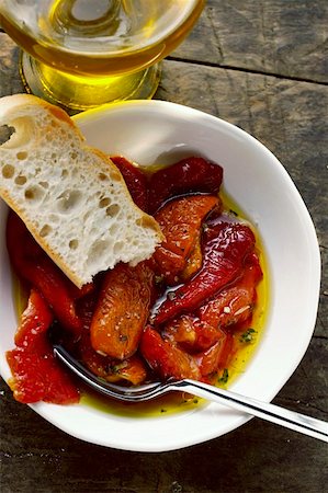 simsearch:659-01862519,k - Marinated red peppers with olive oil and white bread Foto de stock - Royalty Free Premium, Número: 659-01843762