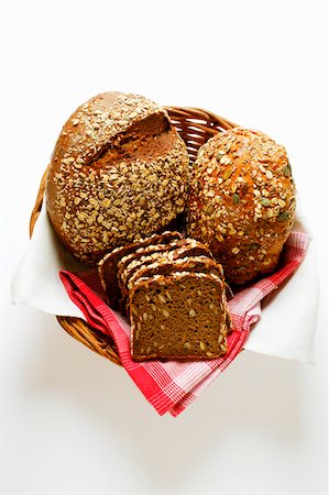 simsearch:659-01866647,k - Various types of wholemeal bread in bread basket Foto de stock - Royalty Free Premium, Número: 659-01843794