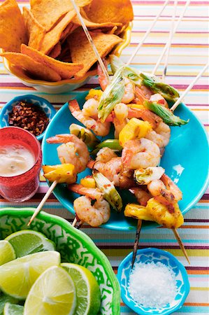 simsearch:659-06372382,k - Brochettes de crevettes mexicaine, limes, chips tortilla Photographie de stock - Premium Libres de Droits, Code: 659-01843847