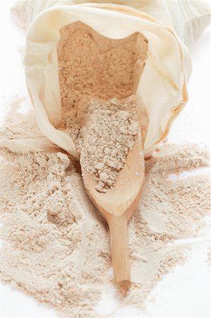 saco - Wholemeal flour in sack with wooden scoop Foto de stock - Sin royalties Premium, Código: 659-01843882