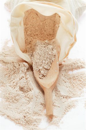 Wholemeal flour in sack with wooden scoop Foto de stock - Sin royalties Premium, Código: 659-01843882