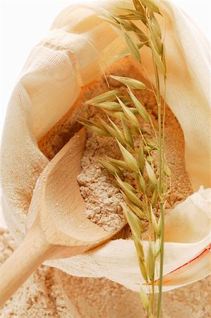 Wholemeal flour in sack with wooden scoop and cereal ears Foto de stock - Sin royalties Premium, Código: 659-01843883