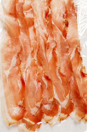 simsearch:659-02211856,k - Slices of raw ham on paper Foto de stock - Sin royalties Premium, Código: 659-01843894