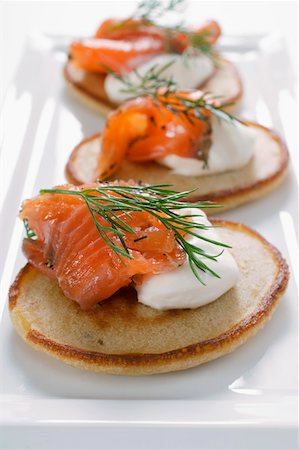 simsearch:659-03534139,k - Blinis with smoked salmon and sour cream Foto de stock - Royalty Free Premium, Número: 659-01843912