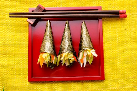 red alga - Temaki-sushi on red platter Stock Photo - Premium Royalty-Free, Code: 659-01843945