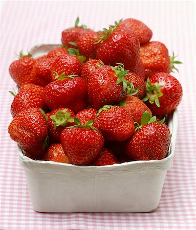 strawberries bowl nobody - Fresh strawberries in punnet Stock Photo - Premium Royalty-Free, Code: 659-01843967