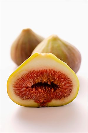 simsearch:659-01844953,k - Fresh figs, one halved Stock Photo - Premium Royalty-Free, Code: 659-01843998