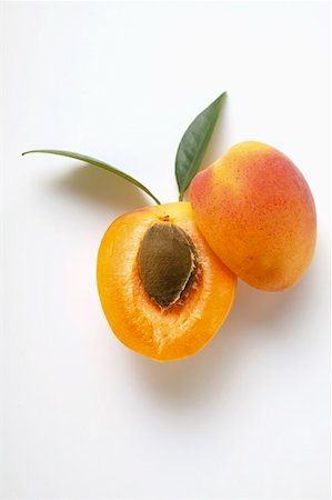 Abricot, coupées en deux, avec des feuilles Photographie de stock - Premium Libres de Droits, Code: 659-01843999