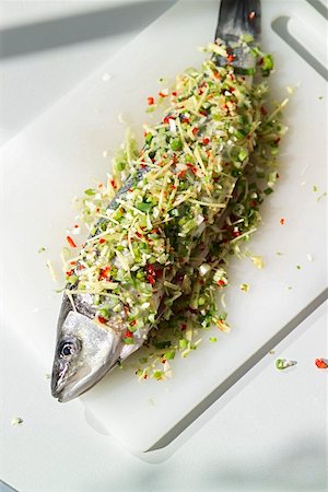 dicentrarchus labrax - Sea bass with shredded vegetables Foto de stock - Royalty Free Premium, Número: 659-01854016