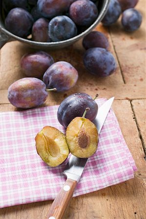 simsearch:659-01858102,k - Fresh damsons, one halved with knife Stock Photo - Premium Royalty-Free, Code: 659-01854030