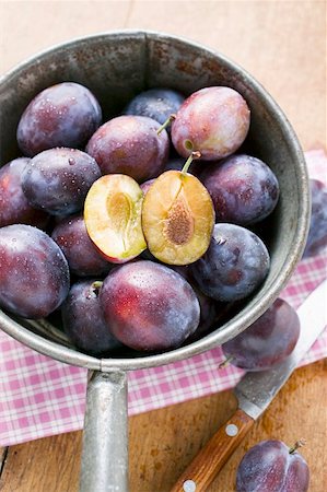 simsearch:659-01858102,k - Fresh damsons, one halved in metal strainer Stock Photo - Premium Royalty-Free, Code: 659-01854031