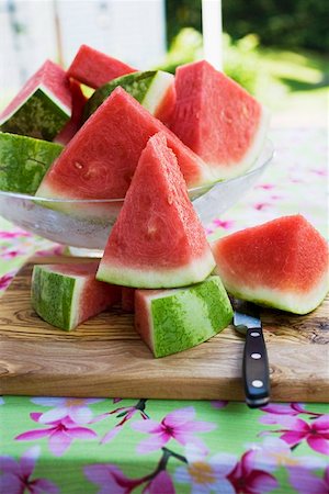 Many pieces of watermelon in a glass bowl Stock Photo - Premium Royalty-Free, Code: 659-01854106
