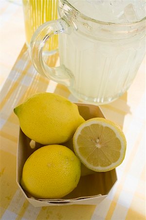 simsearch:659-01857730,k - A jug of lemonade and fresh lemons Foto de stock - Royalty Free Premium, Número: 659-01854112