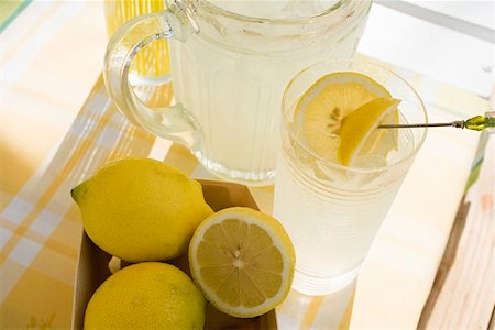 simsearch:659-01857730,k - Lemonade and fresh lemons Foto de stock - Royalty Free Premium, Número: 659-01854113