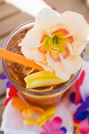 simsearch:659-01854127,k - Une fleur d'amaryllis sur un cocktail Photographie de stock - Premium Libres de Droits, Code: 659-01854130