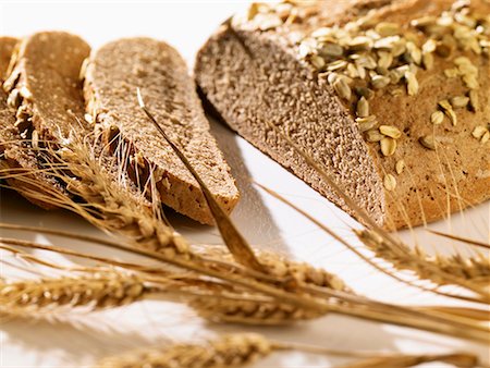 pane integrale - Organic mixed wheat and rye bread Fotografie stock - Premium Royalty-Free, Codice: 659-01854163