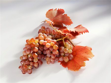 simsearch:659-06183981,k - Pink grapes with vine leaves Foto de stock - Royalty Free Premium, Número: 659-01854261