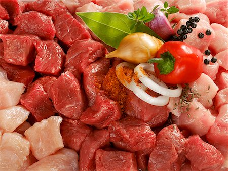 simsearch:659-01848280,k - Mixte en dés de viande avec des oignons, des herbes et des épices Photographie de stock - Premium Libres de Droits, Code: 659-01854263