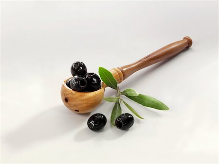 drogato - Black olives in a wooden spoon Fotografie stock - Premium Royalty-Free, Codice: 659-01854273