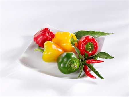 simsearch:659-07027516,k - Peppers and chillies in a white dish Foto de stock - Sin royalties Premium, Código: 659-01854289