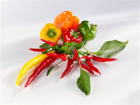 simsearch:659-01857336,k - Piments et poivrons assortis Photographie de stock - Premium Libres de Droits, Code: 659-01854301
