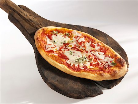 simsearch:659-01859933,k - Pizza « Margherita » Photographie de stock - Premium Libres de Droits, Code: 659-01854328