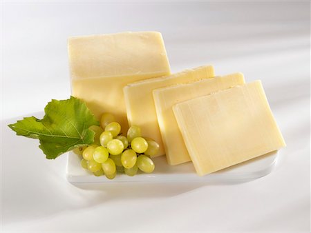 queso cheddar - Cheddar cheese, a piece and slices Foto de stock - Sin royalties Premium, Código: 659-01854323