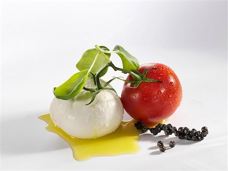 simsearch:659-07027827,k - Tomato, mozzarella and basil with olive oil and pepper Foto de stock - Royalty Free Premium, Número: 659-01854339