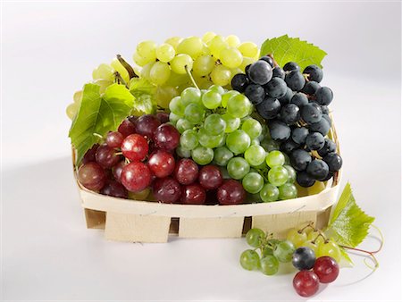 Four types of grapes in a punnet Foto de stock - Sin royalties Premium, Código: 659-01854340