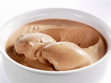 Mousse au chocolat dans un bol blanc Photographie de stock - Premium Libres de Droits, Code: 659-01854389