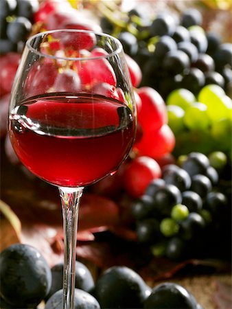 simsearch:659-06151589,k - A glass of red wine with mixed grapes in the background Foto de stock - Sin royalties Premium, Código: 659-01854398