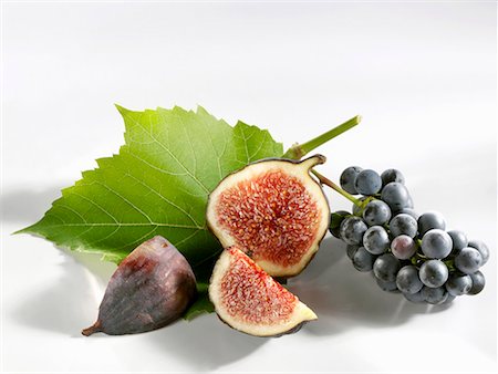 Fig, cut into pieces, and grapes Stock Photo - Premium Royalty-Free, Code: 659-01854409