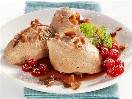 port wine - Chocolate mousse with redcurrants and port wine Stock Photo - Premium Royalty-Free, Code: 659-01854411