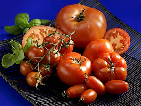 simsearch:659-03526222,k - Various types of red tomatoes and basil Foto de stock - Sin royalties Premium, Código: 659-01854445