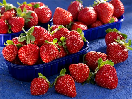 simsearch:659-01855822,k - Drei Schalen Erdbeeren mit Erdbeeren neben Ihnen Stockbilder - Premium RF Lizenzfrei, Bildnummer: 659-01854472