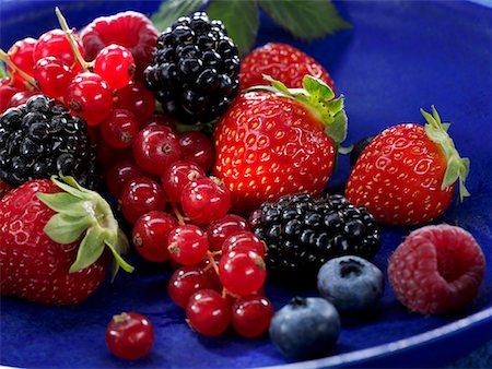 simsearch:659-06903279,k - Petits fruits dans un plat bleu Photographie de stock - Premium Libres de Droits, Code: 659-01854480