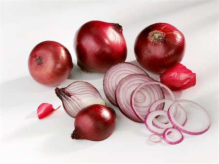 Red onions, whole, halved and sliced Stock Photo - Premium Royalty-Free, Code: 659-01854506