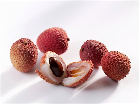 Litchis, entières ou coupées en deux Photographie de stock - Premium Libres de Droits, Code: 659-01854536