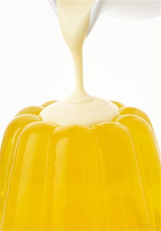 Pouring custard over lemon jelly Foto de stock - Sin royalties Premium, Código: 659-01854582