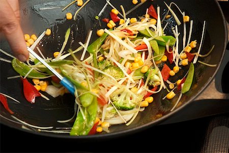 saute - Sautéing vegetables in a wok Foto de stock - Royalty Free Premium, Número: 659-01854608