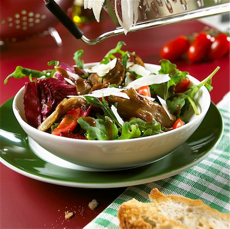 ensaladera - Mixed salad leaves with oyster mushrooms and Parmesan Foto de stock - Sin royalties Premium, Código: 659-01854600