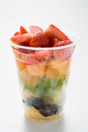 fruitsalad takeaway - Salade de fruits dans un gobelet en plastique Photographie de stock - Premium Libres de Droits, Code: 659-01854666